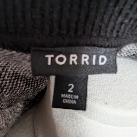Torrid Black and White Diamond V-Neck Sweater - Picture 4 of 4